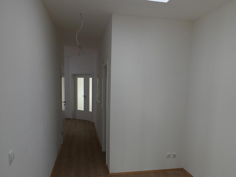 Das Bild zeigt einen Flur. Der Flur ist in einer neu gebauten Wohnung. Die Wohnung ist in einem Hinterhaus. Das Haus steht in der Leipziger Südvorstadt.