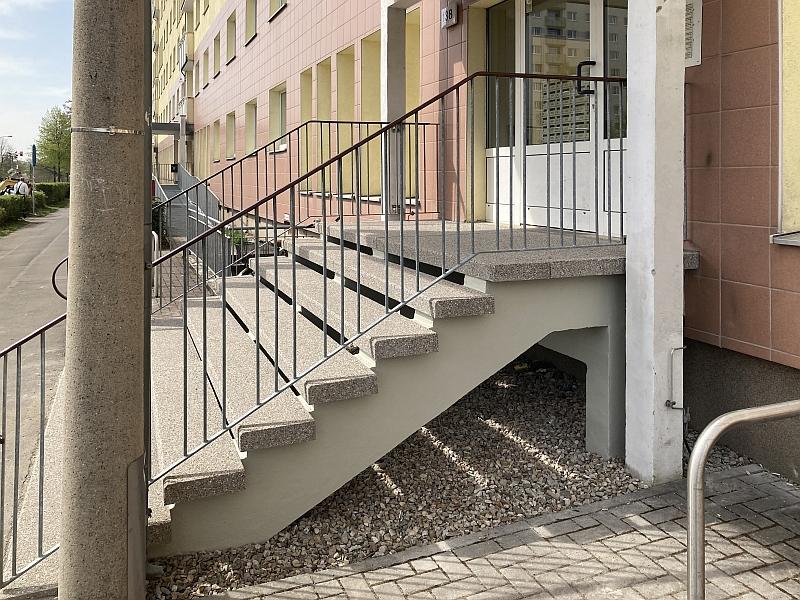 Das Bild zeigt eine Treppe. Die Treppe wurde saniert.