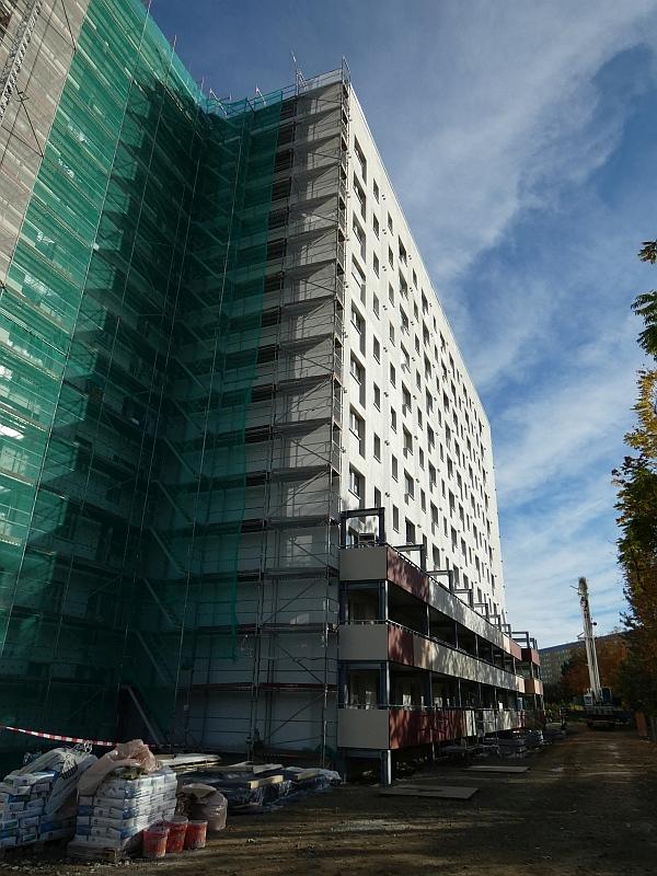 Das Bild zeigt den Bau einer Balkonanlage. Es ist schon die dritte Etage montiert.