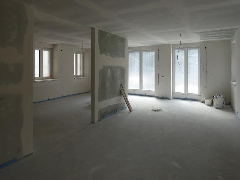 Das Bild zeigt einen Wohnraum. Der ist im Dachgeschoss der Südterrassen. So wird das Wohnhaus benannt.