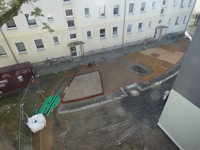 Das Bild zeig einen Hof. Der Hof befindet sich zwischen Vorder- und Hinterhaus. Der Hof wird neugestaltet. Die Häuser befinden sich in Leipzig.