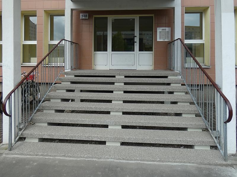 Auf dem Bild sieht man eine Treppe. Die Treppe wurde saniert. Jetzt kann man wieder sicher gehen.