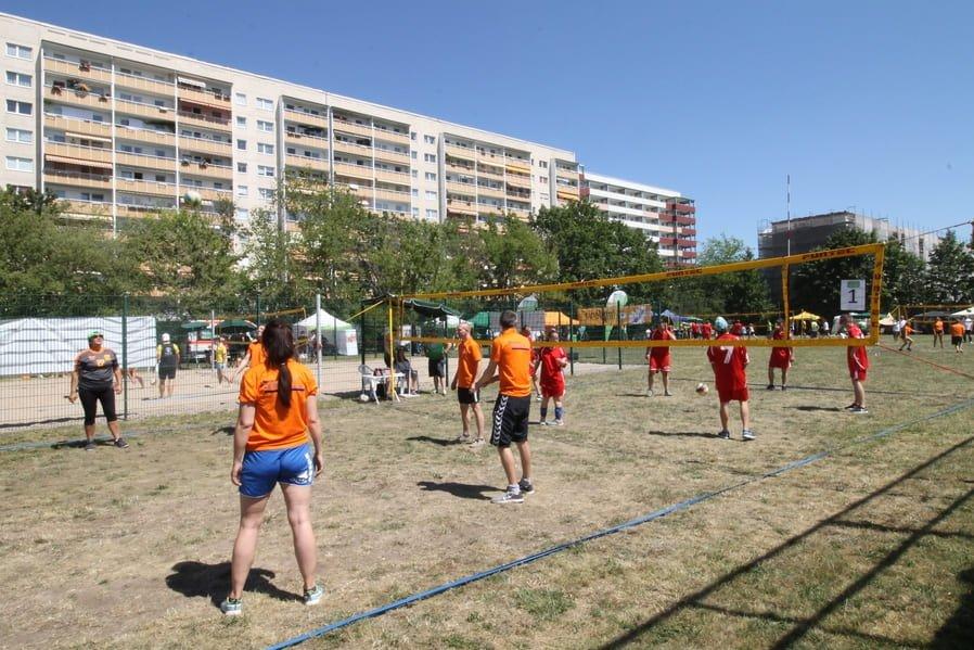 Beachvolleyball Cup Teilnehmer spielen sich warm