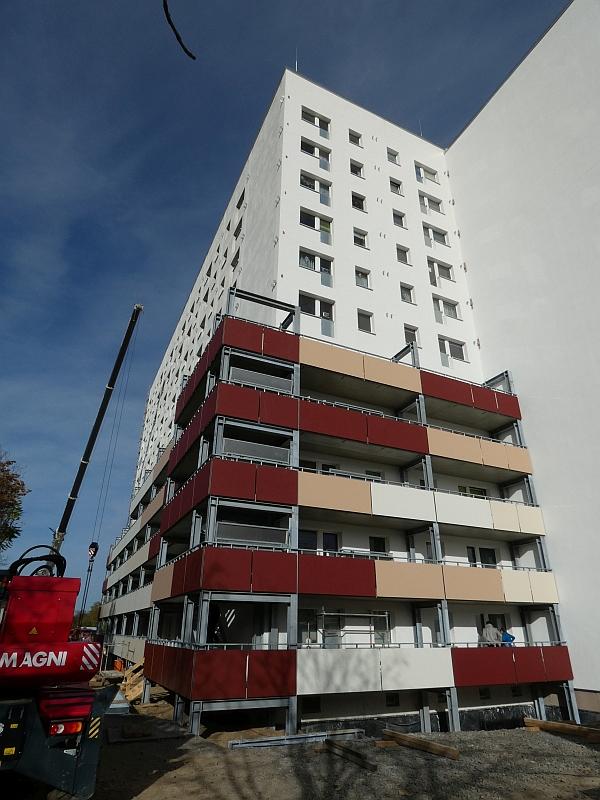 Das Bild zeigt Balkone. Die Balkone werden an einem Wohnhaus angebaut. Die Balkone gehen bis zur fünften Etage. Das Wohnhaus ist in Leipzig Grünau-Ost.