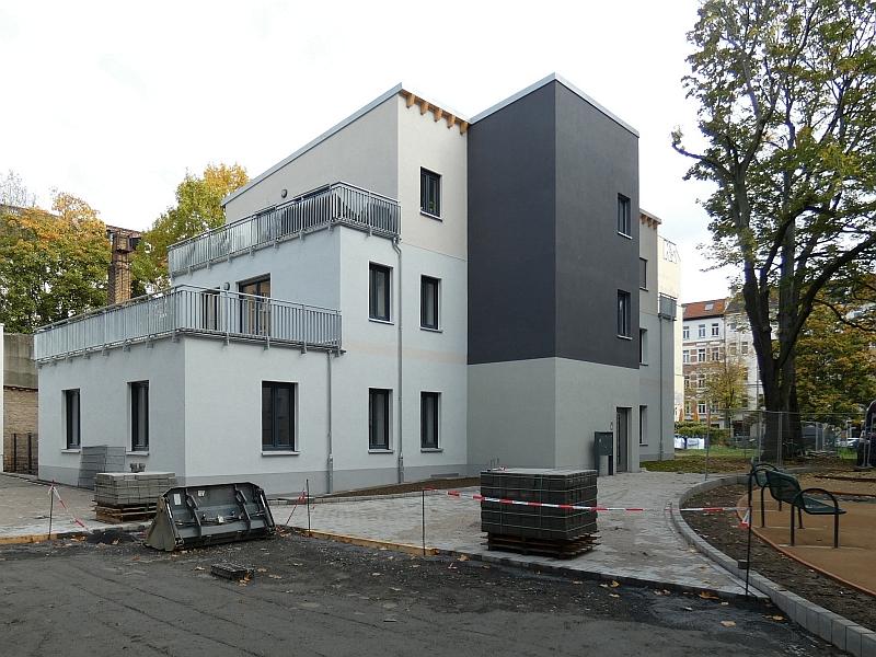 Das Bild zeigt ein Wohnhaus. Das Wohnhaus heißt Südterrassen. Jede Wohnung hat eine Terrasse. Das Wohnhaus steh in Leipzig.