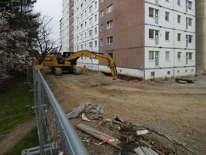 Auf dem Bild sieht man einen Bagger. Der baggert die Erde an Kellerwänden weg. Diese waren feucht. Es soll eine Abdichtung erfolgen.