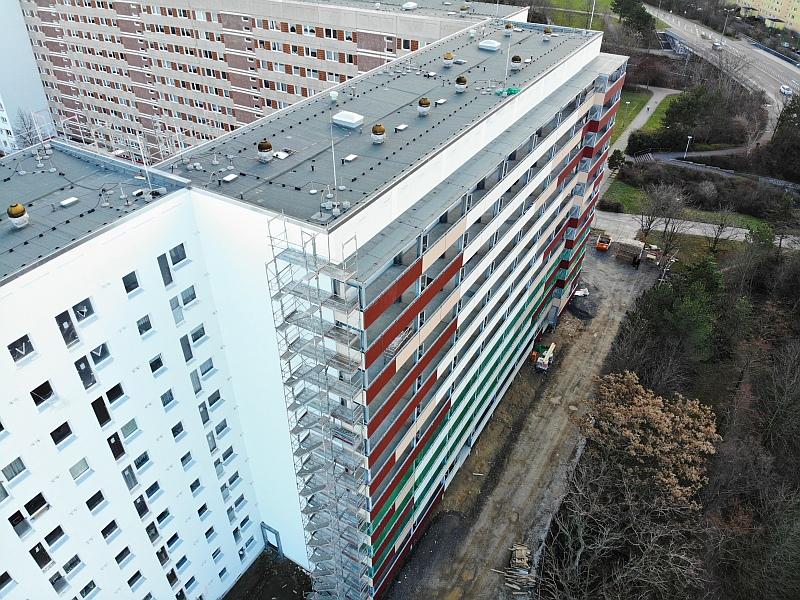 Das Bild zeigt ein Wohnhaus. Auf das Wohnhaus ist von oben zu sehen. Das Wohnhaus wurde saniert. Das Wohnhaus steht in Leipzig.
