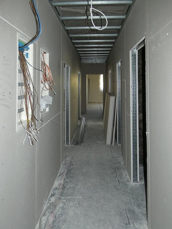 Auf dem Bild sieht man Elektrokabel. Sie gucke aus der Wand oder hängen von der Decke. Hier wird die Elektroanlage neu gebaut.