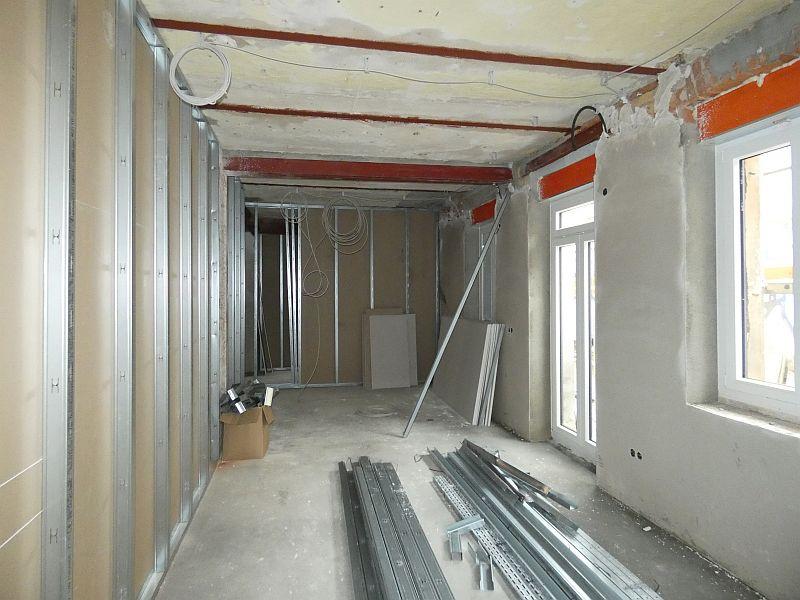 Das Bild zeigt neu errichtete Leichtbauwände. Die teilen den großen Raum in einzelne Wohnräume.
