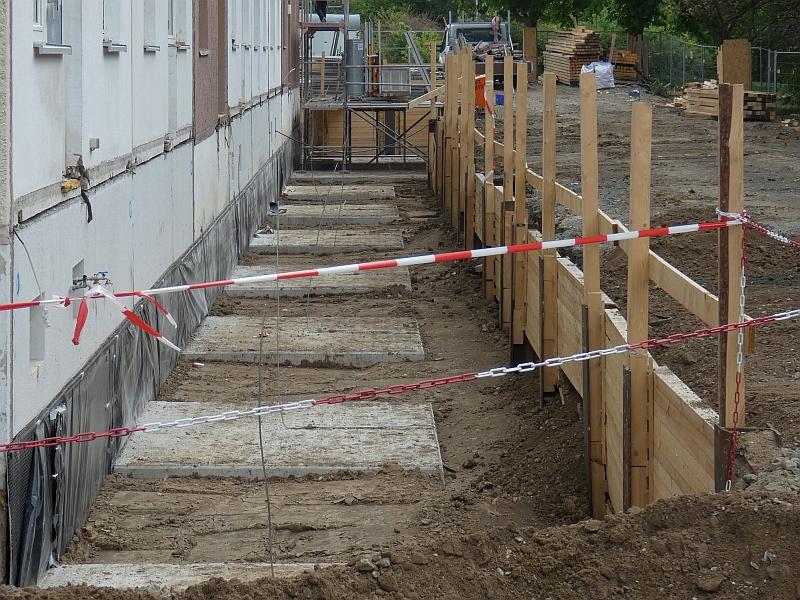 Auf dem Bild sieht man Fundamente. Die zwischenräume wurden mit Erde aufgefüllt. Auf die Fundamente werden Balkone gebaut.