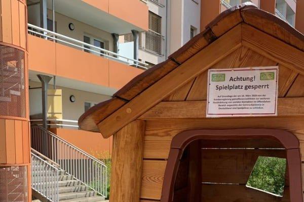 Spielplatz mit "Gesperrt" Hinweis