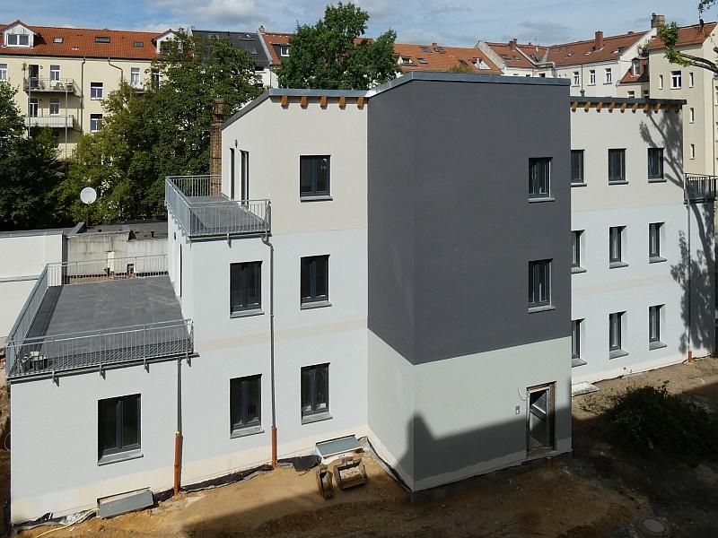 Das Bild zeigt ein Wohnhaus. Das Wohnhaus wurde umgebaut und saniert. Das Haus hat viele Terrassen. Es heißt auch Südterrassen