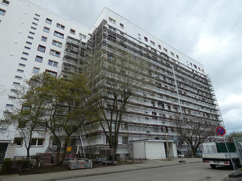 Das Bild zeigt ein Wohnhaus. Am Wohnhaus das Gerüst abgebaut. Das Wohnhaus steht in Leipzig.