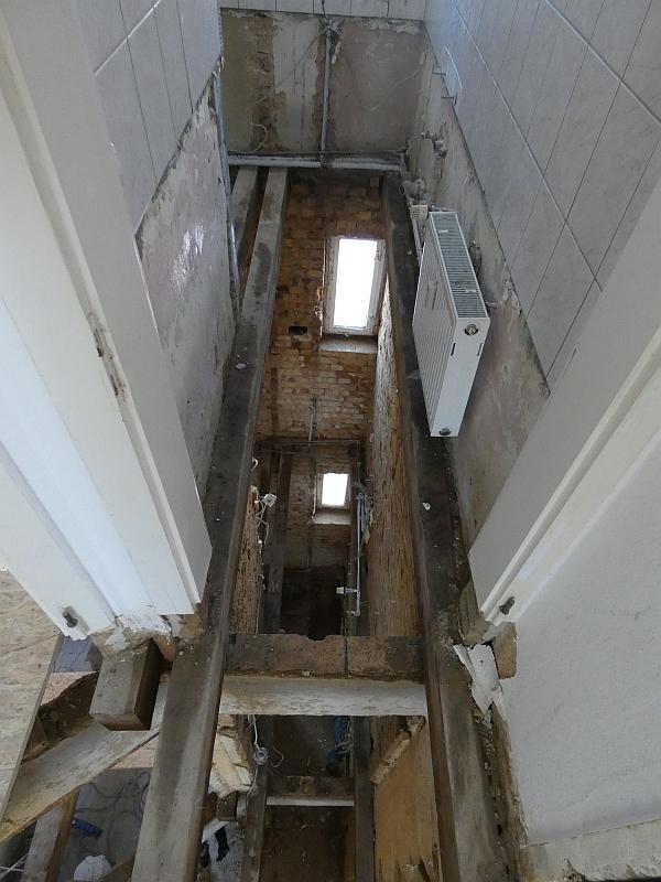Das Bild zeigt abgerissene Fußböden. Man kann bis in den Keller sehen. Das Haus soll saniert werden. Das Haus steht in Delitzsch.