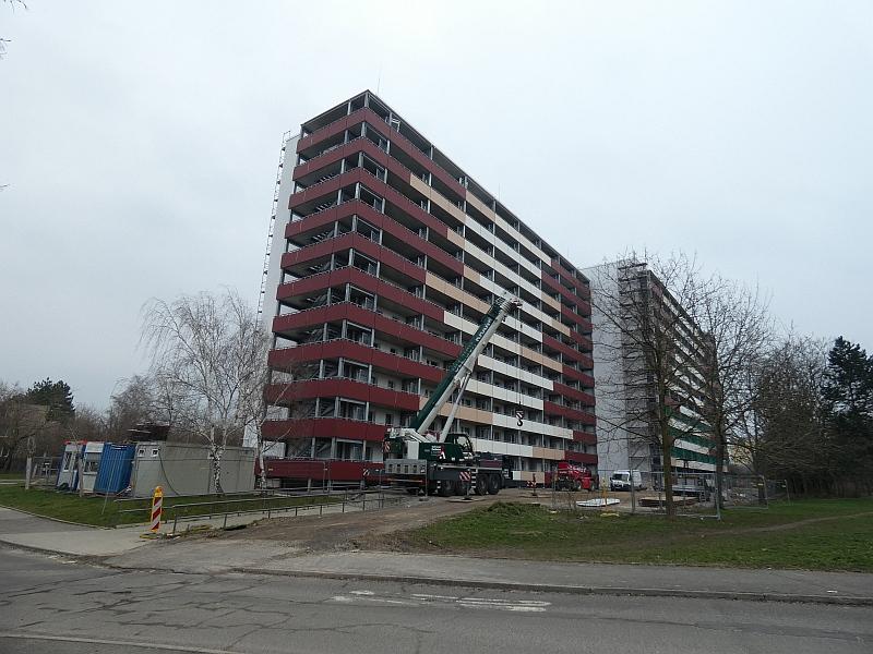 Das Bild zeigt ein Wohnhaus. Am Wohnhaus werden Balkone angebracht. Die Balkone sind fast fertiggestellt. Das Wohnhaus steht in Leipzig.