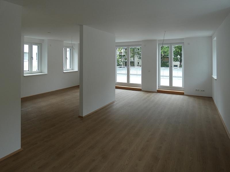 Das Bild zeigt ein Wohnzimmer. Das Wohnzimmer wurde neu gebaut. Das Zimmer befindet sich in einem sanierten Haus. Das Zimmer ist im Dachgeschoss.