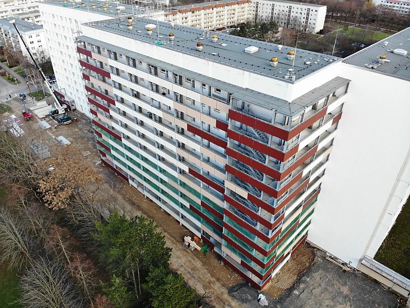 Das Bild zeigt ein Wohnhaus. Auf das Wohnhaus ist von oben zu sehen. Das Wohnhaus wurde saniert. Das Wohnhaus steht in Leipzig.