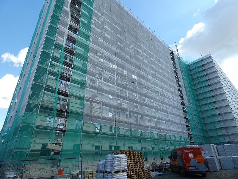 Das Bild zeigt ein eingerüstetes Wohnhaus. Am Haus wird die Fassade erneuert. Das Haus befindet sich in Leipzig.