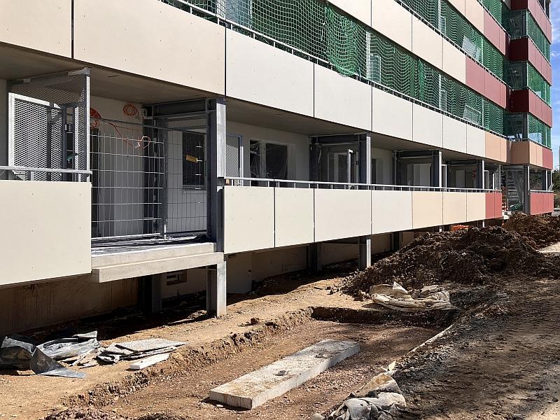 Das Bild zeigt einen Balkon. Zwischen den Balkonen fehlt noch eine Treppe. Hier wird noch eine Eingangstreppe gebaut. Das Haus mit den Balkonen steht in Leipzig.