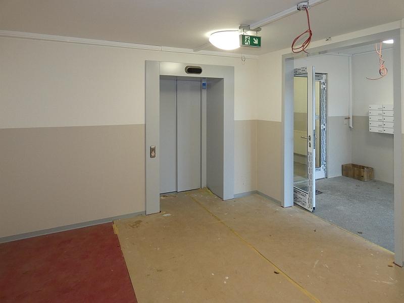 Das Bild zeigt einen Vorraum. Es ist ein Aufzug zu sehen. Der Raum wird saniert. Das gesamte Gebäude wird saniert. Das Gebäude befindet sich in Leipzig.