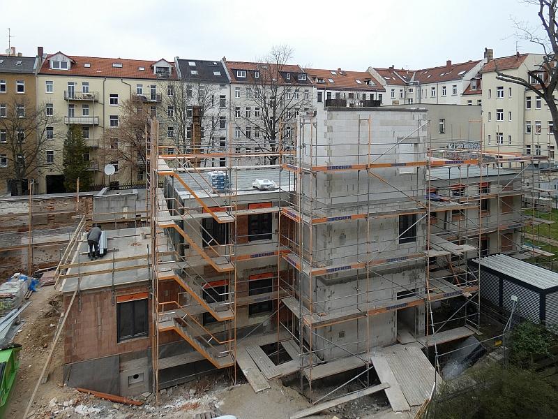 Auf dem Bild sieht man eine Baustelle. Auf der wurde ein neues Treppenhaus gebaut. Damit wird eine neue Etage erreicht. Die wird noch gebaut.