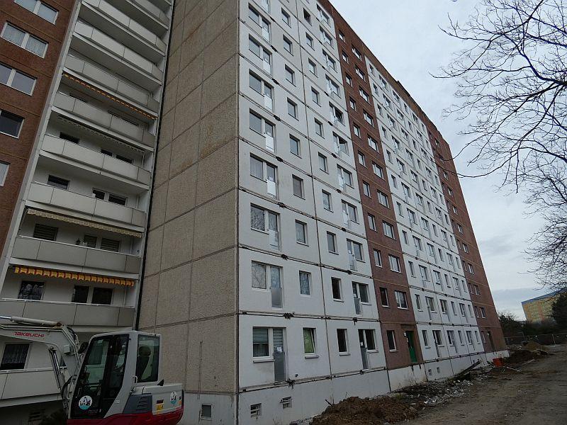 Auf dem Bild sieht man eine Fassade. Von der wurden die Balkone abgerissen. Hier werden bald neue Montiert.