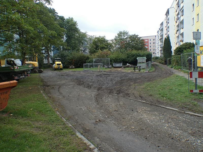 Das Bild zeigt einen Innenhof. Der Innenhof wird neugestaltet. Der Hof ist von Wohnhäusern umschlossen. Die Häuser befinden sich in Leipzig.