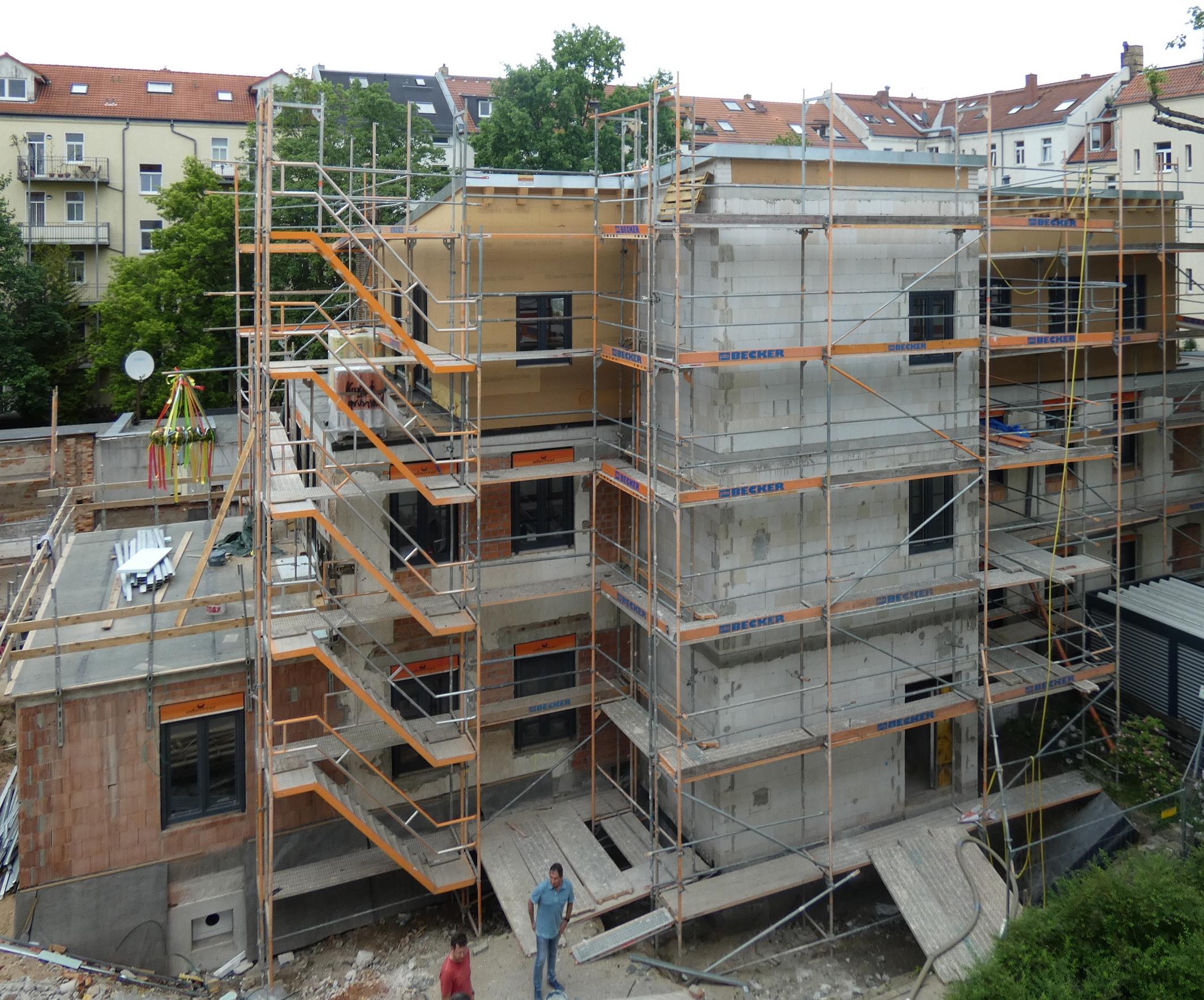 Das Bild zeigt ein Wohnhaus. Das ist terrassenförmig. Deswegen heißt es Südterrassen.