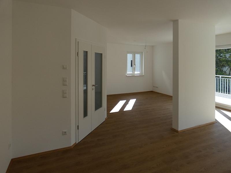 Das Bild zeig ein Wohnzimmer. Das Wohnzimmer befindet sich im Dachgeschoss. Die Wohnung ist im umgebauten Hinterhaus. Das Haus befindet sich in Leipzig.