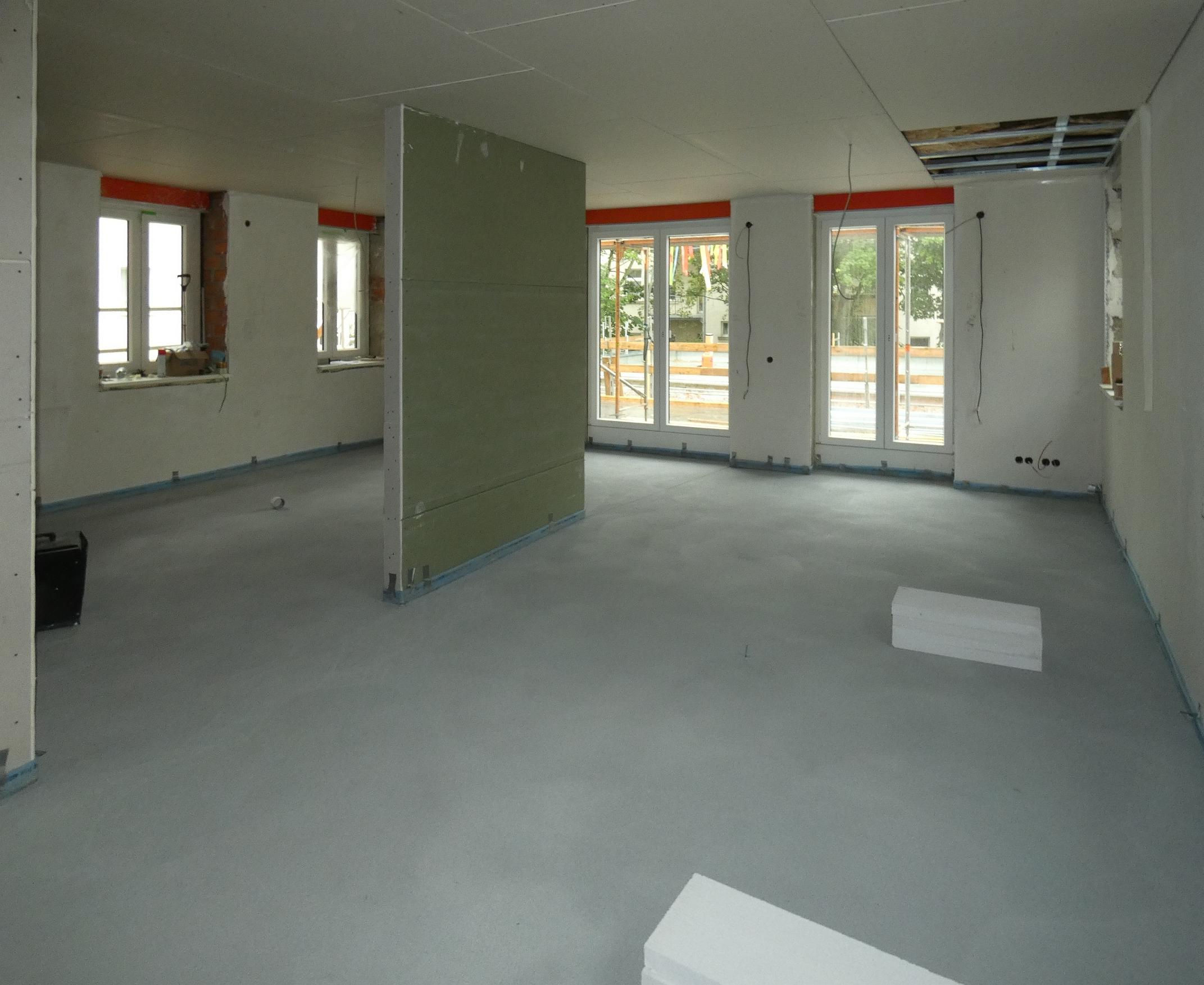 Das Bild zeigt einen Wohnraum. Der ist in einem Gebäude mit dem Namen "Südterrassen". Das Gebäude wurde saniert.