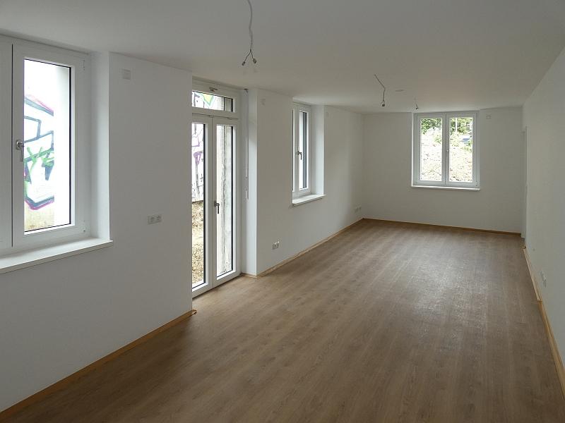 Das Bild zeigt ein renoviertes Wohnzimmer. Das Wohnzimmer ist in einem sanierten Haus. Das Haus befindet sich in Leipzig.