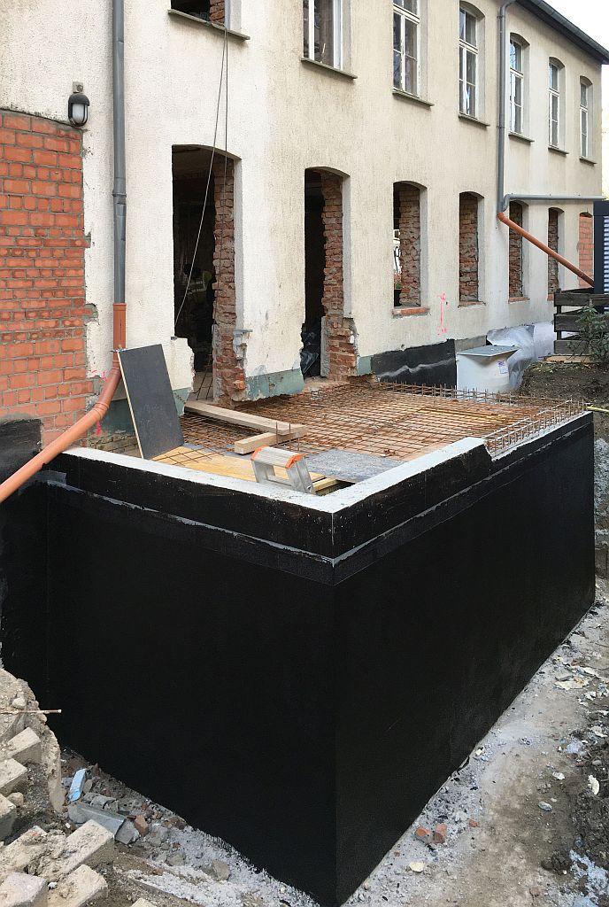 Tiefbauarbeiten an einem Rohbau