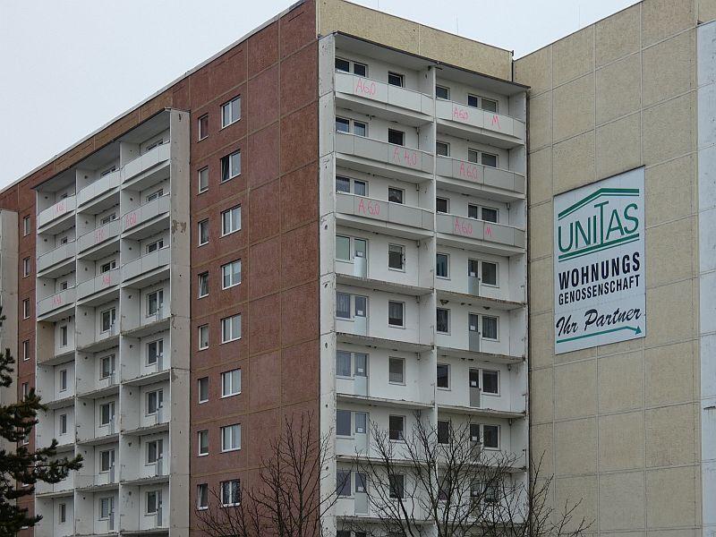 Auf diesem Bild sieht man ein Mietwohnhochhaus, an dem Balkonbrüstungen teilweise demontiert wurden.