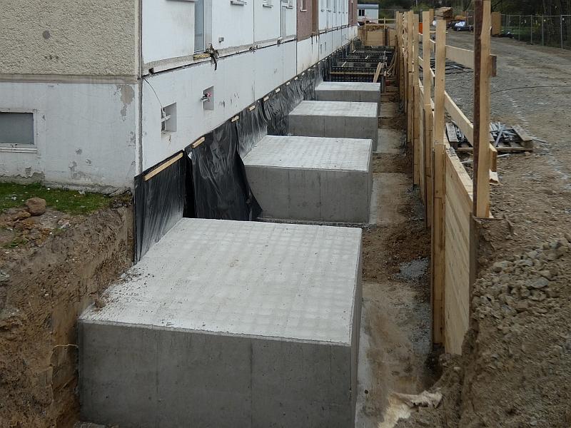 Auf dem Bild sieht man Fundamente. Darauf werden Balkone gebaut.