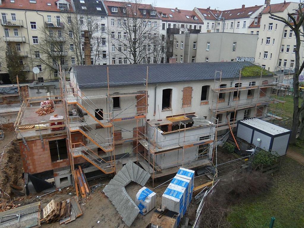 Baustelle mit Treppe und Baumaterial im Vordergrund