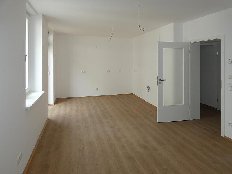Das Bild zeigt eine Wohnküche. Die Wohnküche ist in einer Sanierten Wohnung. Die Wohnung befindet sich in einem Wohnhaus.