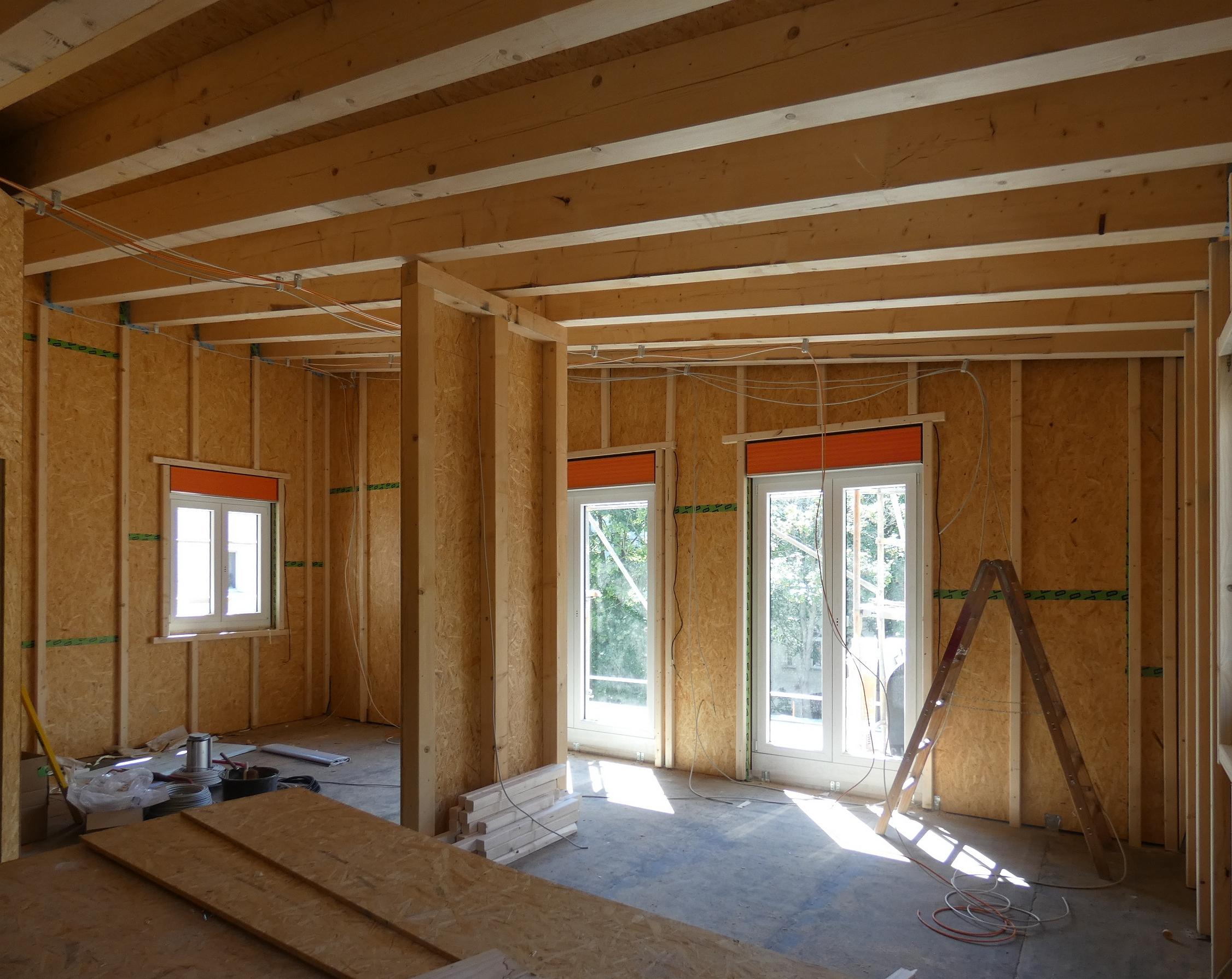 Blick in einen Wohnraum. Der Wohnraum ist im Dachgeschoss.