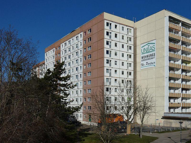Das Bild zeigt ein Wohnhochhaus an dem die Balkone demonitert wurden.