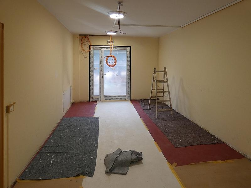 Das Bild zeigt den Zugang zu einem Wohnhaus. Dieser Zugang soll gemalert werden.