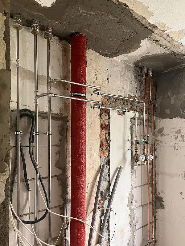 Das Bild zeigt neue Rohrleitungen. Sie wurden im Bad verlegt. Das Bad gehört zu einer Wohnung. Die Wohnung ist in Leipzig.