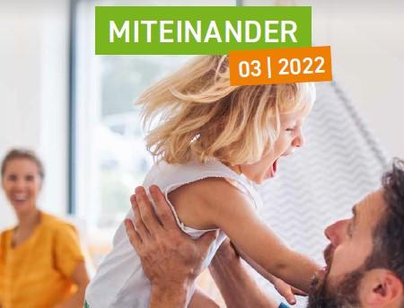 Das Bild zeigt eine dreiköpfige Familie 