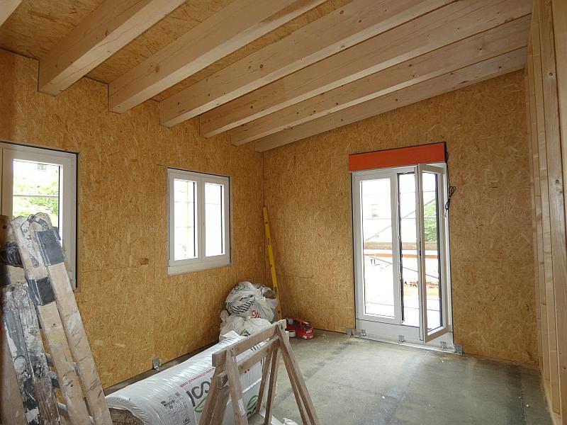 Auf dem Bild blickt man in einen Wohnraum. Der ist ganz aus Holz errichtet.