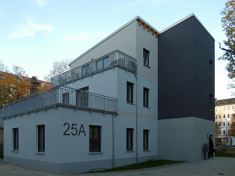 Das Bild zeigt ein Wohnhaus. Das Wohnhaus wurde fertiggestellt. Es wurde umgebaut. Das Haus ist in Leipzig.