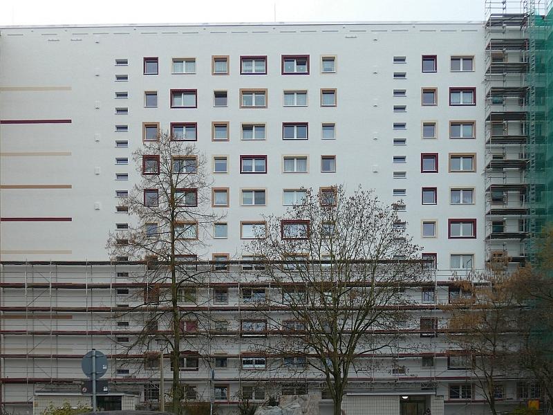 Das Bild zeigt ein Wohnhaus. Das Wohnhaus wurde repariert. Die Gerüste werden abgebaut. Die reparierte Fassade ist zu sehen. Das Wohnhaus steht in Leipzig.