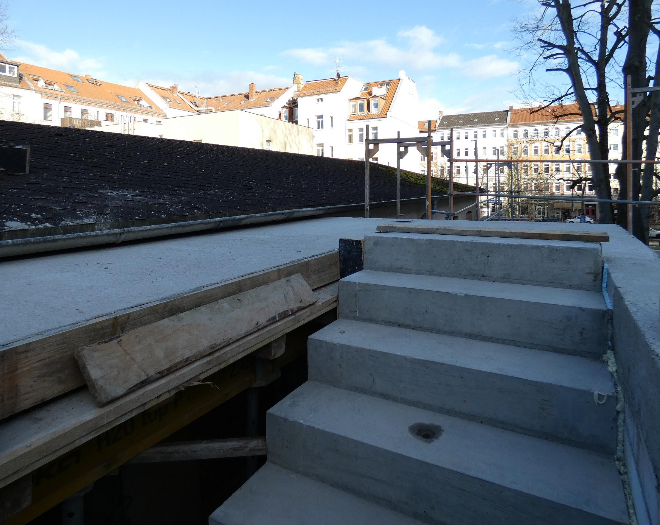 Das Bild ziegt eine Treppe, die scheinbar in den Himmel führt. Es fehlt noch das zu errichtende Dachgeschoss.