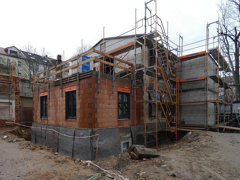 Das Bild zeigt ein zukünftiges Wohnhaus, an dem die Kelleraußenwände gegen Nässe geschützt werde. Das Bild verlinkt auf den Artikel.