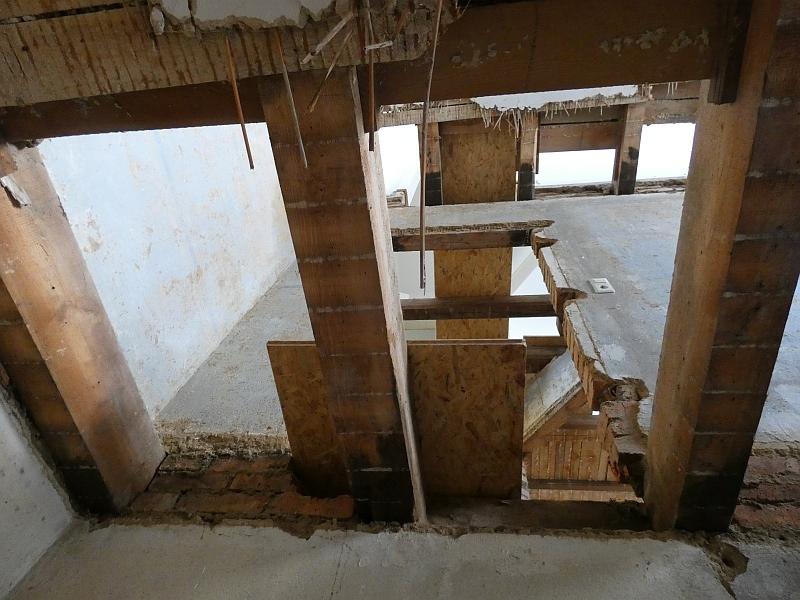 Das Bild zeigt eine abgerissene Decke. Man kann in das Obergeschoss sehen. Das Haus soll saniert werden. Das Haus steht in Delitzsch.