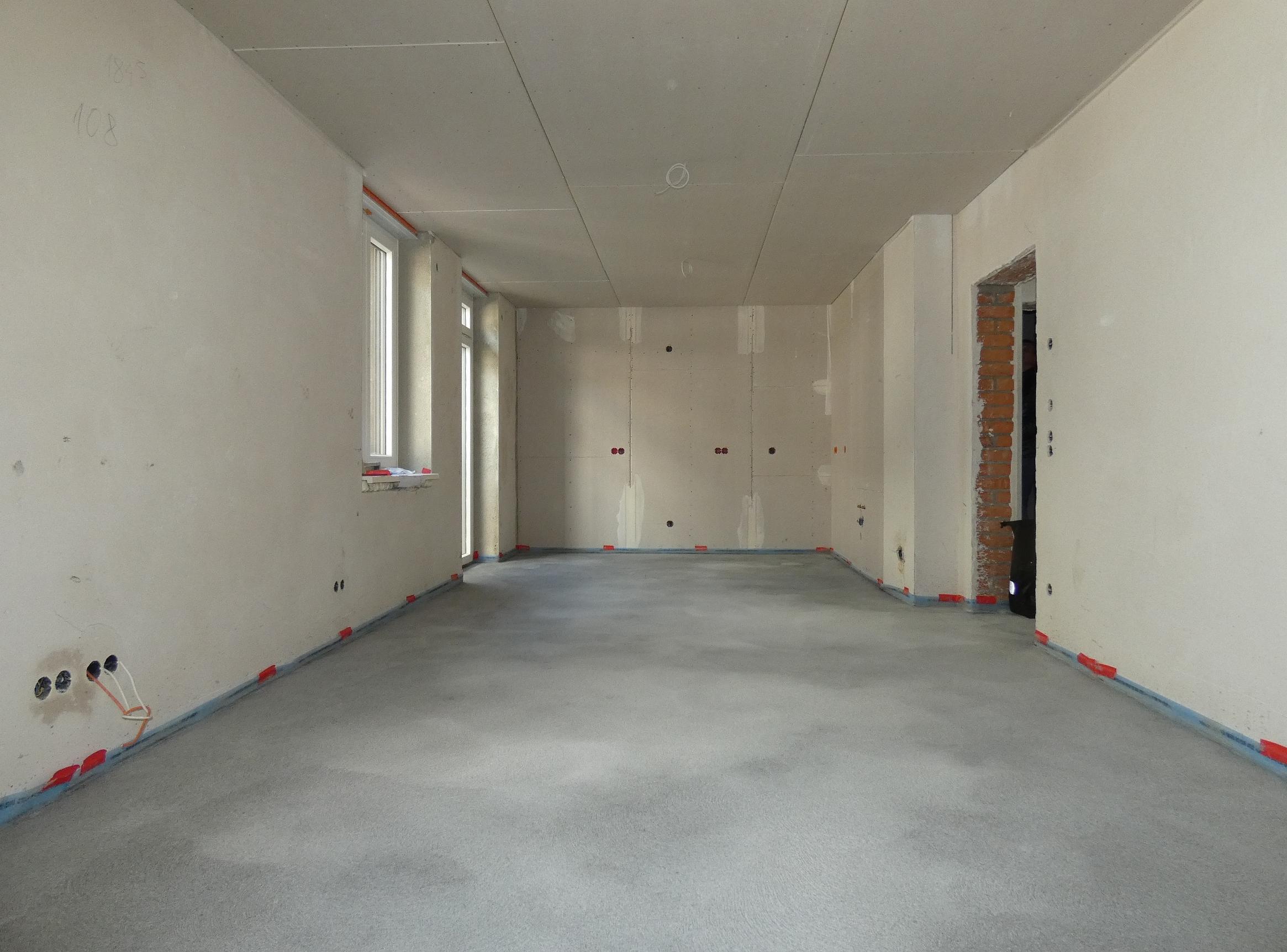 Blick in einen Wohnraum. Der Raum ist in einem umgebauten Gebäude.