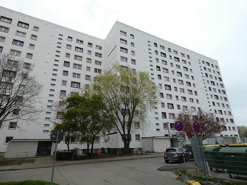 Das Bild zeigt eine Hauswand. Die Hauswand wurde repariert. Die Hauswand wurde neu gestrichen. Das Haus steht in Leipzig.