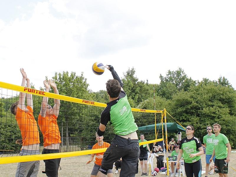 Das Bild zeigt eine Ballspiel. Es wird Volleyball gespielt. Gerade wird ein Angriffsball geschmettert.